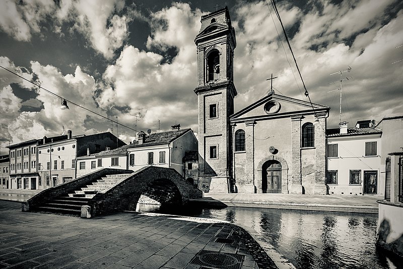 File:SfUILJ Centro storico di Comacchio - Ponte e Chiesa del Carmine.jpg