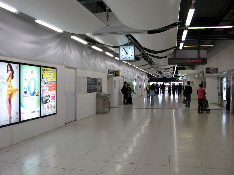 File:Shatin Station Concourse 201103.jpg
