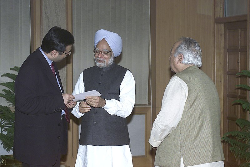 File:Shri R.P. Goenka and Shri Sanjiv Goenka of RPG Enterprises presenting a cheque of Rs. 1 crore to the Prime Minister, Dr. Manmohan Singh, towards the Prime Minister's National Relief Fund in New Delhi on January 17, 2005.jpg