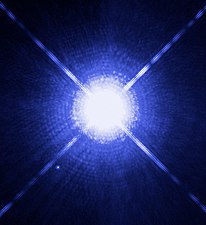 صورة مرصد هابل الفضائي للشعرى اليمانية أ (وسط الصورة) والشعرى اليمانية ب (النجم الصغير على أسفل اليسار ).