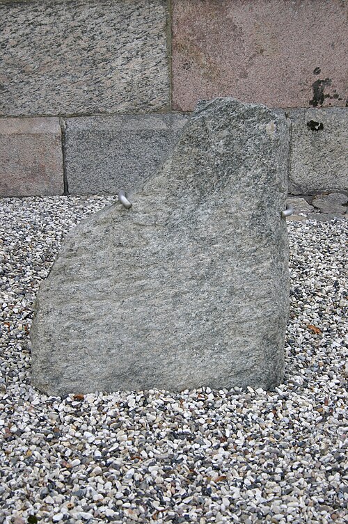 The runestone fragment DR 80.