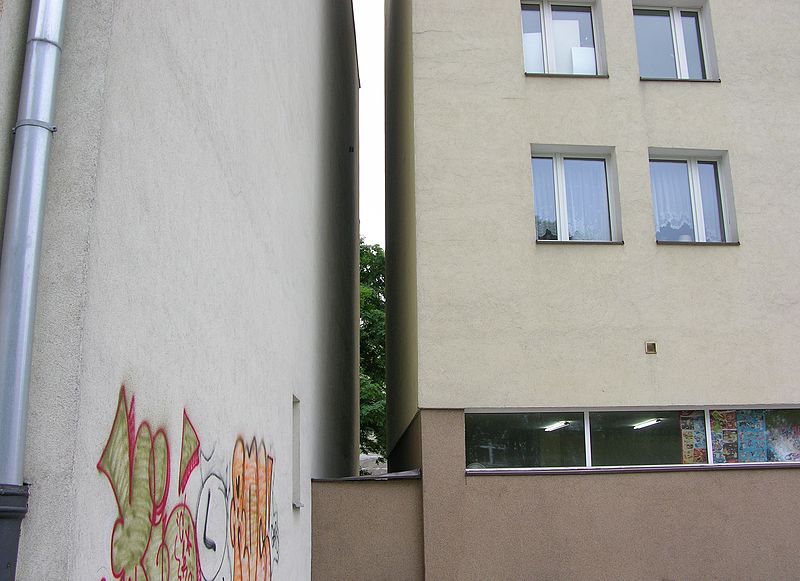 File:Slot before Keret House in Warsaw.JPG