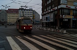 Budova městské spořitelny v pozadí za tramvají