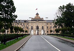 מראה ארמון הקונגרסים מכיוון דרך פטרהוף, כשבחזיתו פסל פיוטר הראשון. 26 באוגוסט 2010.