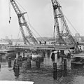 Plaatsing van een nieuwe draaibrug op 27 augustus 1963