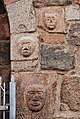 Płaskorzeźbione twarze (lub maski) na ścianie północnej