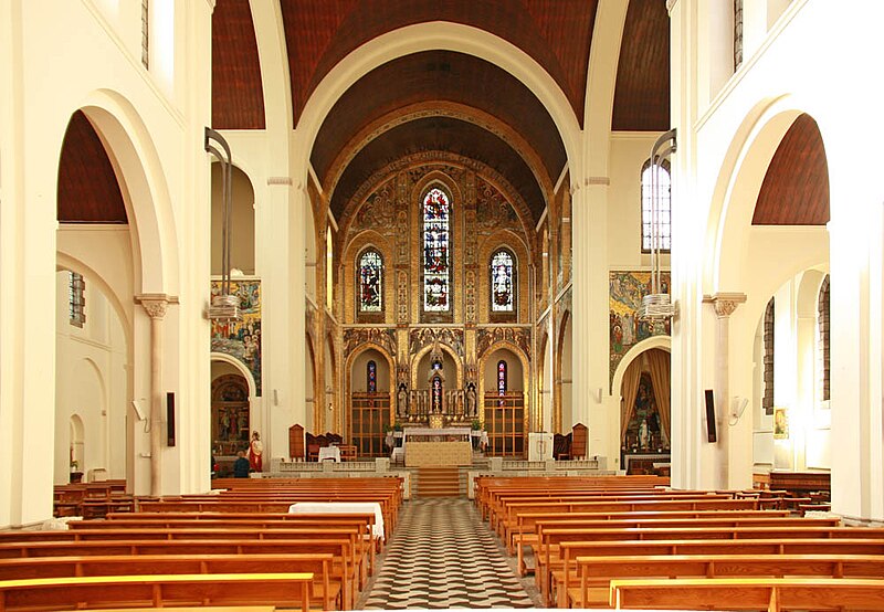 File:St Ignatius Church interior, Stamford Hill by John Salmon Geograph 2677639.jpg