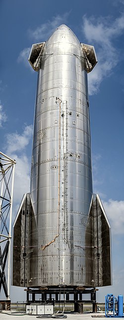 2021. szeptember 5-én a SpaceX csillagbázisán készült függőleges panoráma a Starship SN16 űrhajóról. Az űrhajónak akkoriban a Starship SN15 után kellett volna repülnie, a prototípust azonban 2022 januárjától leállították, és újratervezésre várt