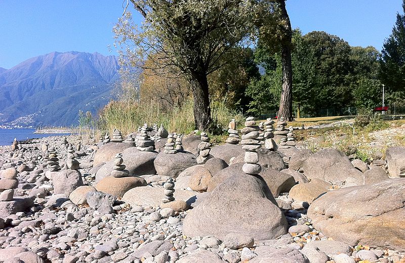 File:Steinskulpturen am Lago Maggiore - panoramio (1).jpg