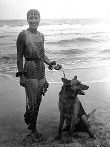 Suzy Solidor sur la plage de Deauville en 1929.