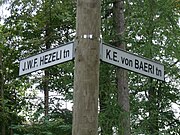 Street sign corner in Tartu, Estonia Tanavasilt Hezeli ja Baeri tanava nurgal Tartus, 22. september 2012.jpg