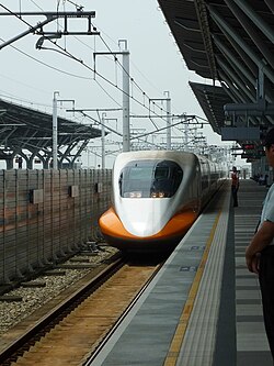 THSR 700T train in THSR Tainan Station 20110527.jpg