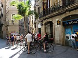 Català: Grup de turistes amb bicicleta davant l'edifici d'habitatges c. Tallers, 45. C/ Tallers, 45 (Barcelona). This is a photo of a building listed in the Catalan heritage register as Bé Cultural d'Interès Local (BCIL) under the reference 08019/457. Object location 41° 23′ 05.46″ N, 2° 10′ 04.81″ E  View all coordinates using: OpenStreetMap