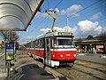 Tatra K2 na konečnej zastávke Královo Pole-nádraží. Budova stanice je na obrázku vpravo dole