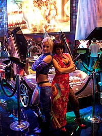 Саммер Дэниелс (слева) в роли Нины на Electronic Entertainment Expo 2012