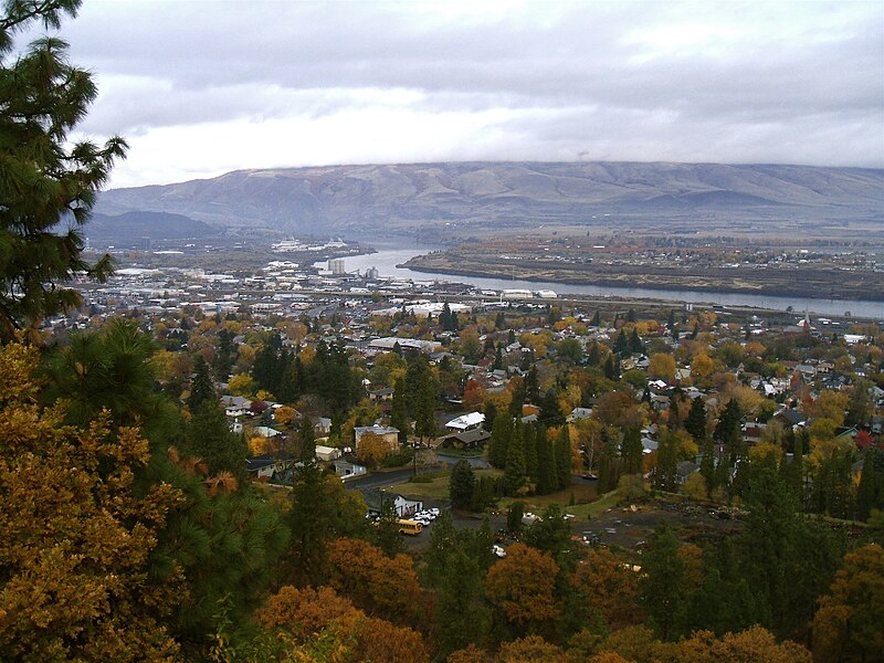 File:The Dalles OR with Columbia River.jpg