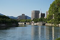 平和大橋付近から上流側を撮影。 桟橋の下流側に”かなわ”。 さらに上流側に原爆ドームが位置している。