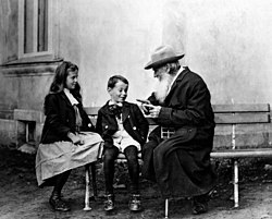 Tolstoi avec ses petits-enfants.jpg