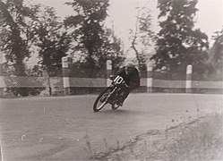 Amb la Derbi en una pujada el 1959