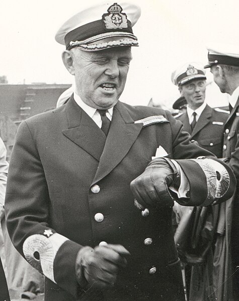 Vice Admiral Åke Lindemalm with old sleeve insignia for a vice admiral (1878–1972)