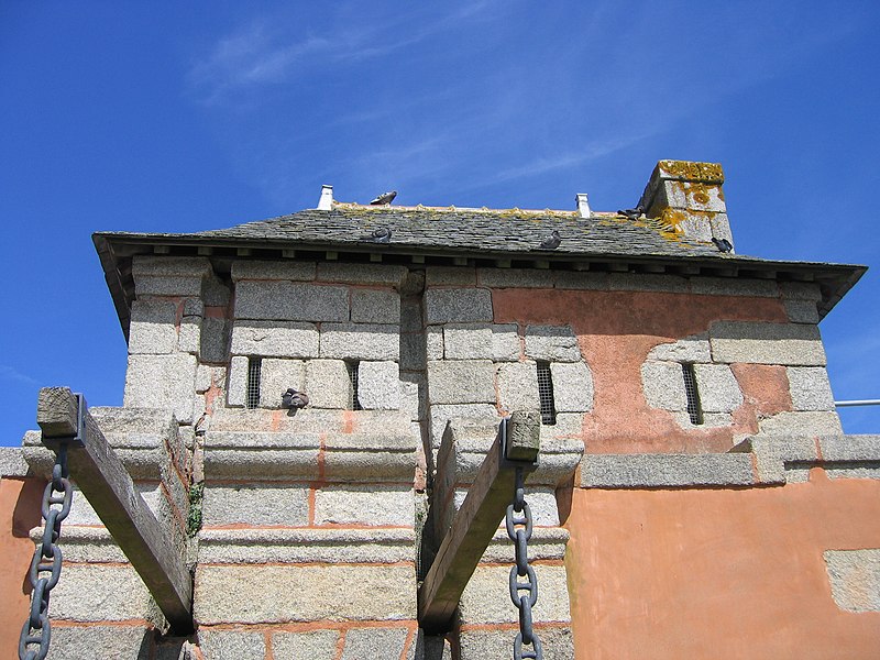 File:Tour Vauban - détail corps de garde.JPG