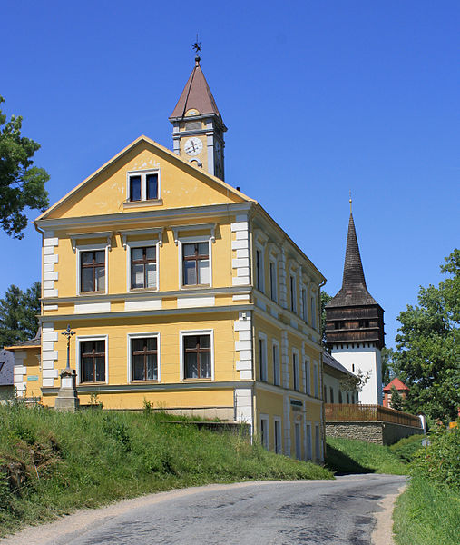 File:Trstěnice, old school building.jpg