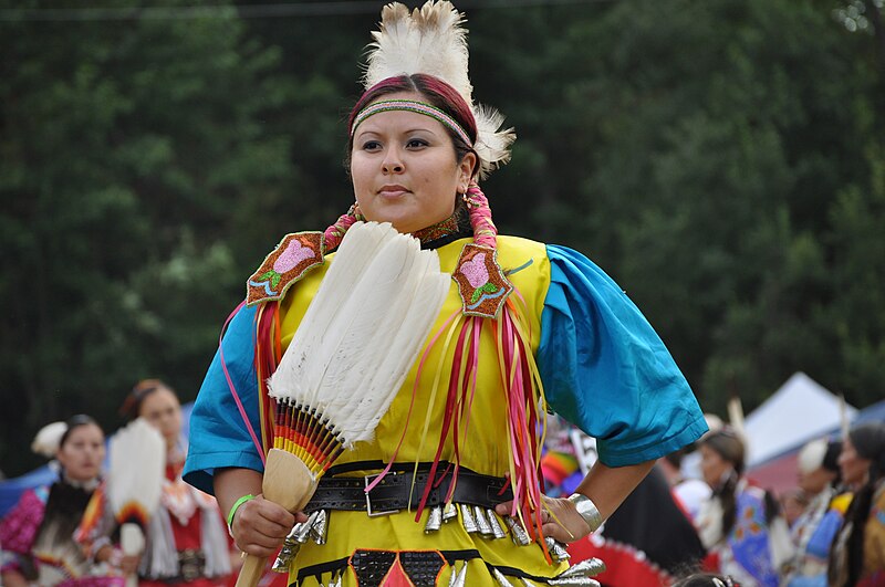 File:UIATF Pow Wow 2009 - Saturday Grand Entry 20.jpg