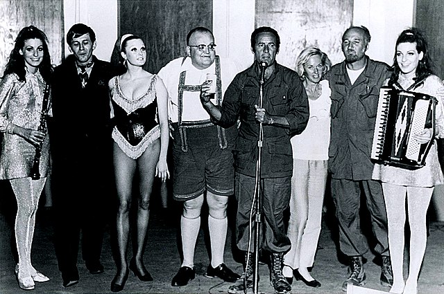 Rat Pack comedians Joey Bishop and Brad Jewell, noted for their deadpan style, with Jennie and Terrie Frankel (Doublemint Twins), Sig Sakowicz, Tony D