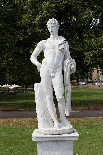 File:Unidentified statue at the eastern entrance to Drottningholms slott, Photo 2.jpg