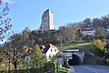 Ort und Burgruine heute, die Landesstraße 4 führt im Tunnel durch den Burgberg