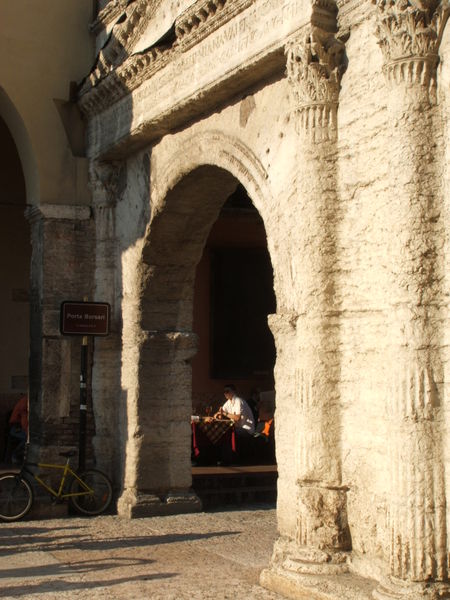 صورة:Verona - Porta Borsari.jpg