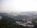 Blick auf den Flughafen von Macau, unterhalb des Gipfels