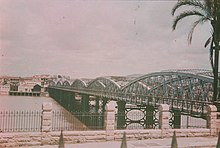 Victoria Bridge from the north-eastern side with the Queens Wharf Road retaining wall in the foreground, 1954 View of the second Victoria Bridge in Brisbane, 1954.jpg