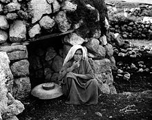 Village oven, taboun, in Palestine. Photo taken between 1898 and 1914 by American Colony, Jerusalem. Village oven.JPG