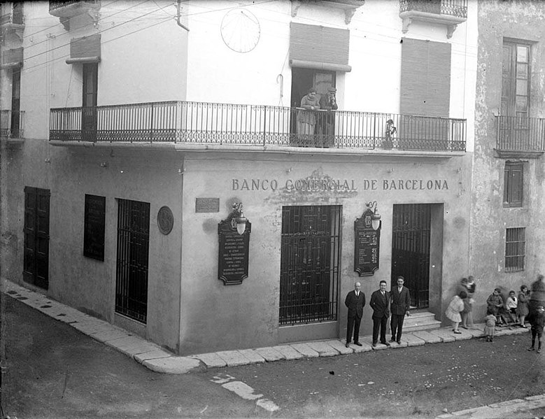 File:Vista de la façana del Banc Comercial de Barcelona amb gent al carrer (AFCEC RIBASV C 2548).jpeg