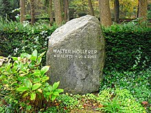 Walter Höllerers Grabstein auf dem Friedhof Heerstraße
