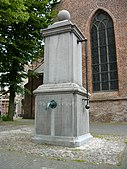 Laat-18e-eeuwse pomp naast de Geertekerk (rijksmonument).