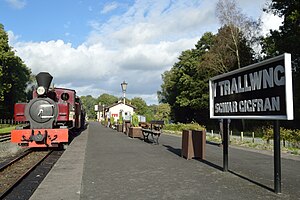 Welshpool Raven Square Station, Joan bei platform.jpg