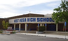 Haupteingang der West Mesa High School.jpg