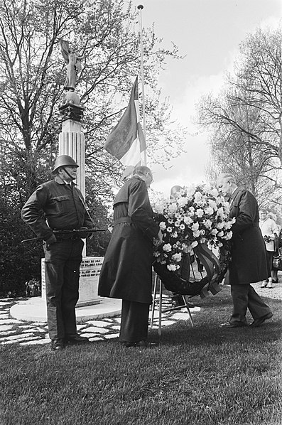 File:Wethouder Kuijpers legt namens gemeentebestuur krans bij monument op de Nieuwe O, Bestanddeelnr 932-1371.jpg