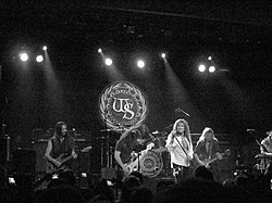 Whitesnake esiintymässä USA:ssa vuonna 2011.