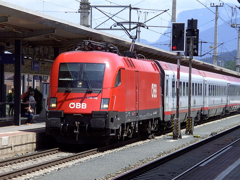 File:Woergl Hbf OeBB 1116.112 mit IC 662 am Bstg 4 am 12.07.2015.jpg