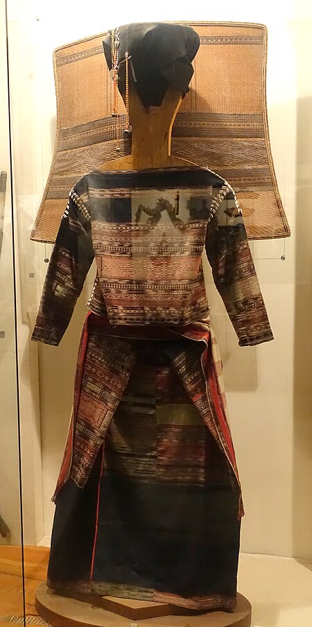 Tập_tin:Woman's_costume,_Cham_Hroi,_Phu_Yen_province,_view_1_-_Vietnam_National_Museum_of_Fine_Arts_-_Hanoi,_Vietnam_-_DSC05155.JPG