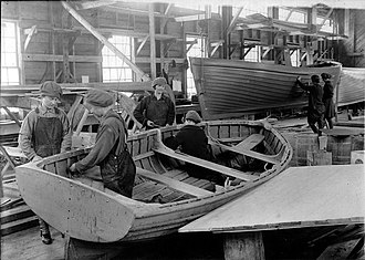 Women workers building lifeboats at Dr. Alexander Graham Bell's laboratory at Beinn Bhreagh. Women workers at Dr Alexander Graham Bell's laboratory Beinn Bhreagh.jpg