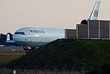 Maschine der Fluggesellschaft World Airways, die im Auftrag der US-Regierung flog, auf dem Rollfeld in Leipzig