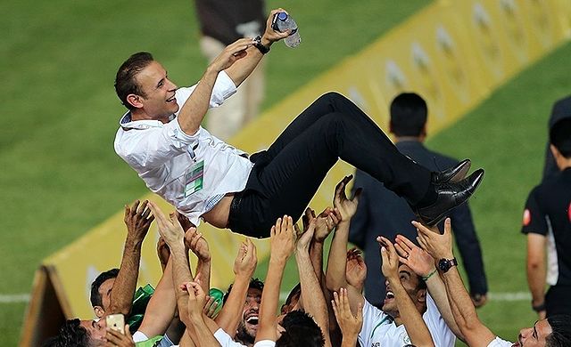 Golmohammadi celebrating Hazfi Cup title in 2015