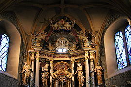 Coro de iglesia.  El retablo del altar mayor data de 1731.