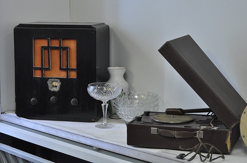 Тульский электросетевой приёмник с динамическим репродуктором образца 1932 года ТЭСД-2 и электрофон «Октава» для проигрывания грамофонных пластинок 1945 года из музея завода