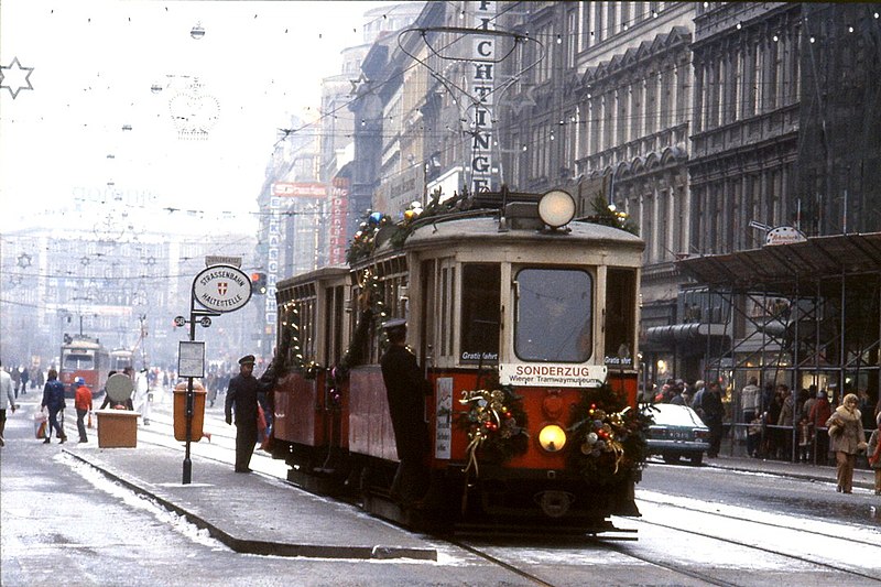 File:112L23101283 Strassenbahn, Mariahilferstrasse, Blick stadtauswärts, Sonderfahrt, Weihnachtsstrassenbahn, Typ K.jpg