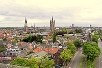 Delft merkezinin Nieuwe Kerk ve Oude Kerk kiliseleri ve bir yeldegirmeni ile görüntüsü